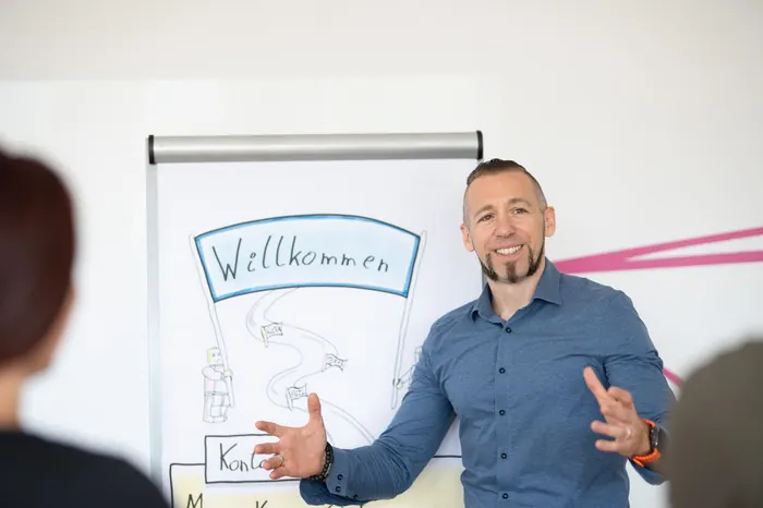 Marco Keppens moderiert einen Workshop am Flipchart